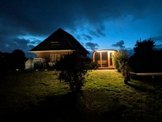 Nächtliche Gartenbeleuchtung mit Gartensauna