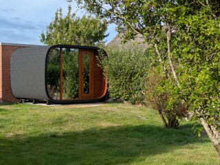 Gartensauna mit voll verspiegelter Glasfront