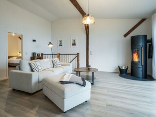 Wohnbereich mit Kamin und gemütlicher Couch