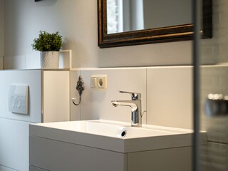 Bad mit Fußbodenheizung, WC, Waschbecken und Dusche