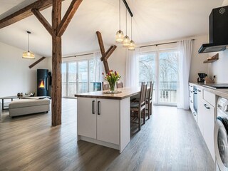 Offener Wohnbereich mit Meerblick, Kamin und Küche