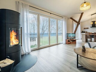 Wohnbereich mit Meerblick, Couch, Ofen und Küche