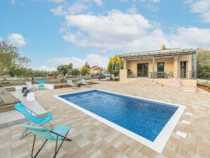 Ferienhaus Vakantiehuis in Bilice met zwembad