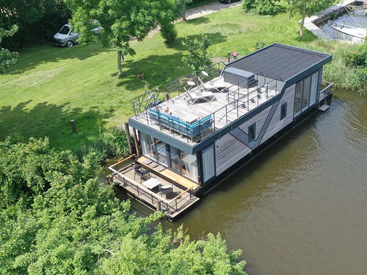 House boat Warns Outdoor Recording 1