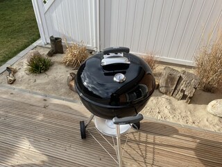 Webergrill auf Südterrasse mit Dünenbeet