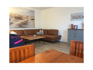 Großes Sofa mit Blick in den Garten und Smart-TV