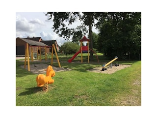 Spielplatz wenige Meter neben dem Haus