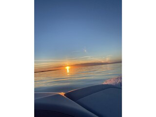 Sonnenuntergang auf dem  Boot genießen