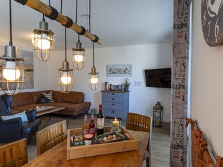 Wohnzimmer mit großer Couch und Ohrensessel