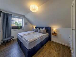 SZ im OG mit Boxspringbett und Fernseher