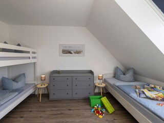 Dreibettzimmer im OG mit viel Spielzeug