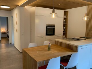 Dorf(er)leben Küche mit Blick ins Schlafzimmer