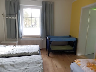 Schlafzimmer Babybett bei Bedarf