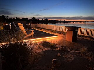 ambiente Beleuchtung auf der Terrasse mit Ofyr Grill