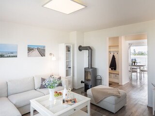 lichtdurchfluteter Wohnbereich mit angrenzendem Essbereich