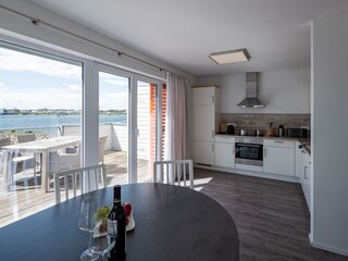 offene Küche mit Blick auf die Marina und direktem Zugang zum Balkon