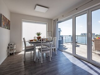 Großzügiger Essbereich mit 6 Stühlen