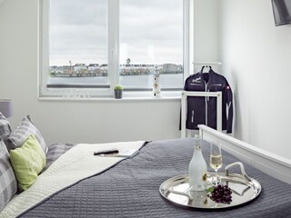Masterbedroom mit Blick auf die Marina
