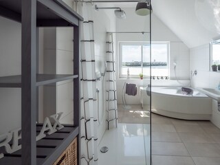 Walk In Dusche, Whirlpoolbadewanne, Infrarotsauna