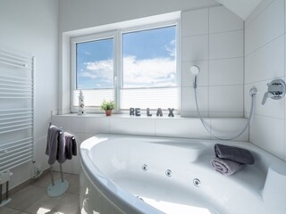 Whirlpoolbadewanne mit Ausblick auf die Marina