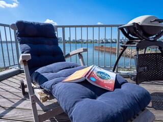 Sonnenliegen und Weber Elektrogrill in der Fewo Ostseeflair