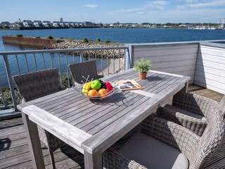 Esstisch auf dem Balkon mit ausreichend Sitzmöbel