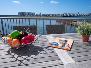 Traumhafter Blick auf die Ostsee und Marina vom Balkon