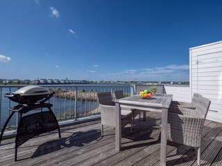 Weber Elektrogrill  und  gemütliche Bestuhlung auf dem Balkon
