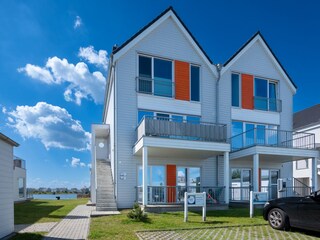 Privater Parkplatz mit Elektroladesäule