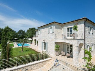 Frontansicht der Villa