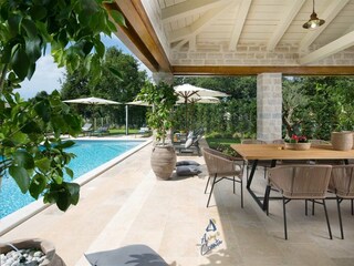 outside dinning area