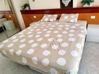 neue Betten/Matratzen/Nachttische