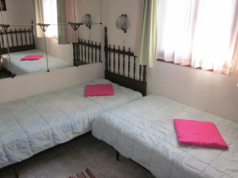 wohnzimmer palmenarten:Dusche 80×80 Bett 90×180- 2x Schrank Schiebetüren und 2 Nachttische wohnzimmer palmenarten:Dusche 80×80 Bett 90×180- 2x Schrank Schiebetüren und 2 Nachttische