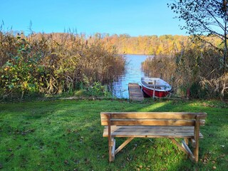 Eigener Steg mit Ruderboot