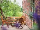 Terrasse mit Blick in den Garten