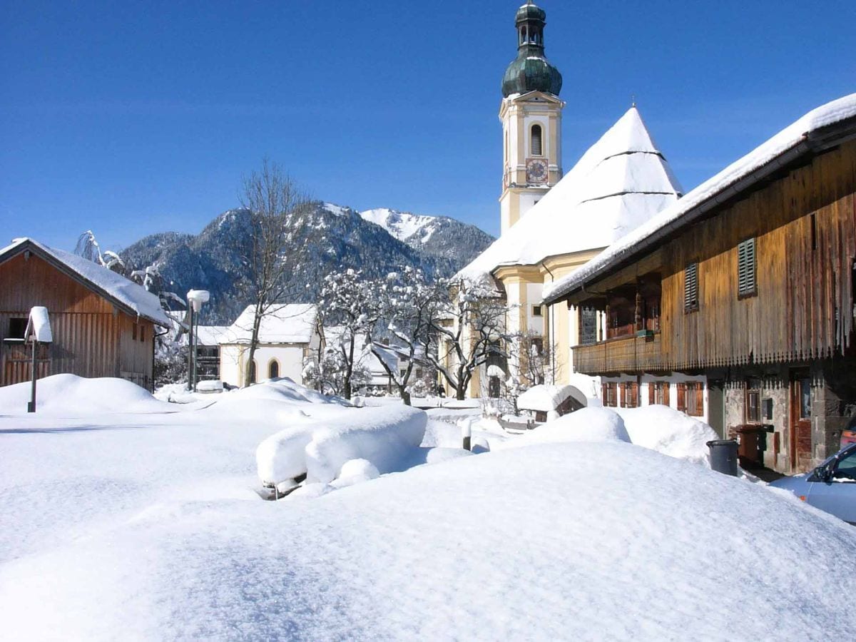 Blick vom Bauernhof ins Dorf