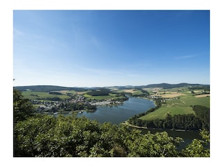 Blick vom Gipfelkreuz St. Muffert auf den Diemelsee