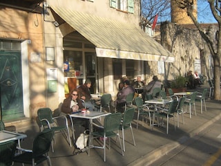 Vor der Bar genießt man die Sonne