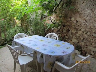 Terrasse mit kleinem Garten und Grill