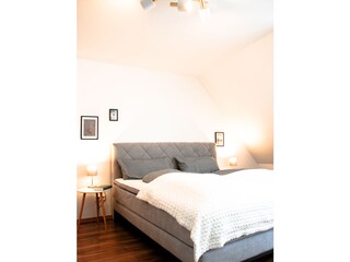Schlafzimmer mit neuem Bockspringbett
