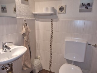 WC mit Waschbecken