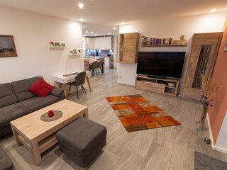 Wohnzimmer mit Blick in Richtung Essbereich und Küche