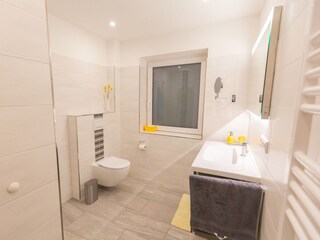 Badezimmer mit Dusche und WC