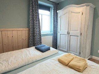 Schlafzimmer 2 Fenster