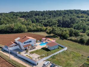 Maison de vacances Family with hydromassage pool & fun activities