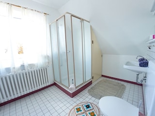 grosses helles Badezimmer.