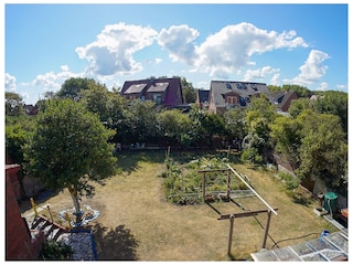 Blick auf Garten vom Schlafzimmer 2