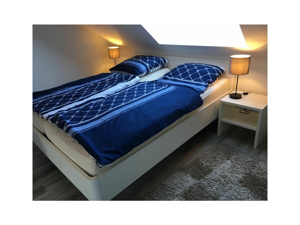 Schlafzimmer 1