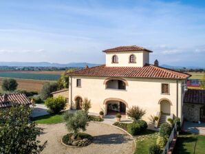 Ferienhaus Eingebettet in einen großen Rasen im italienischen Stil mit Blick auf die Landschaft - Castiglion Fiorentino - image1