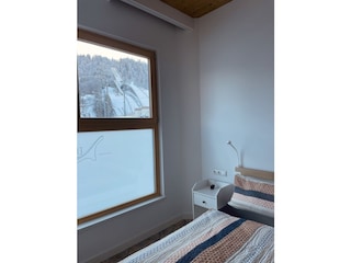 Schlafzimmer mit Blick auf die Skisprungschanze
